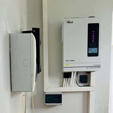 Sistema solare off-grid da 10,2 kW con accumulo di energia a strati per uso domestico in Uganda